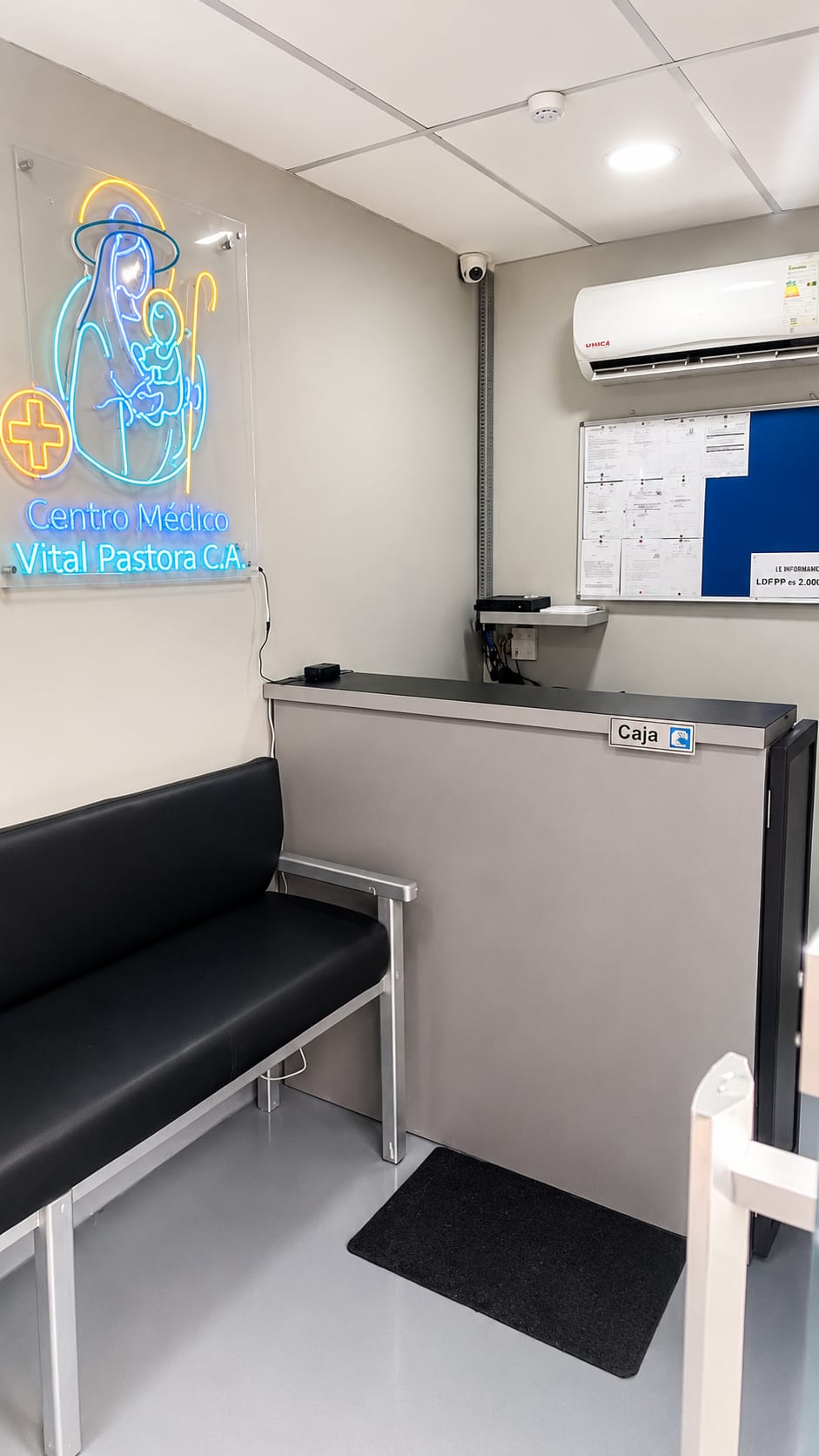 Recepción del Centro Médico Vital Pastora con letrero neón
