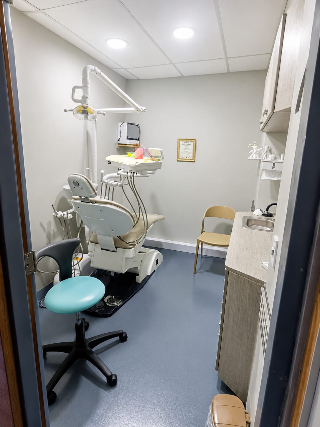 Consultorio de odontología con sillón dental